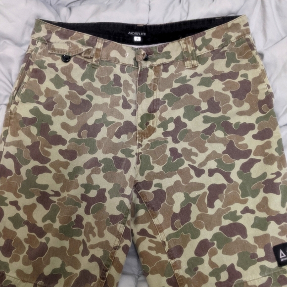 Akomplice Camo shorts - Picture 1 of 3